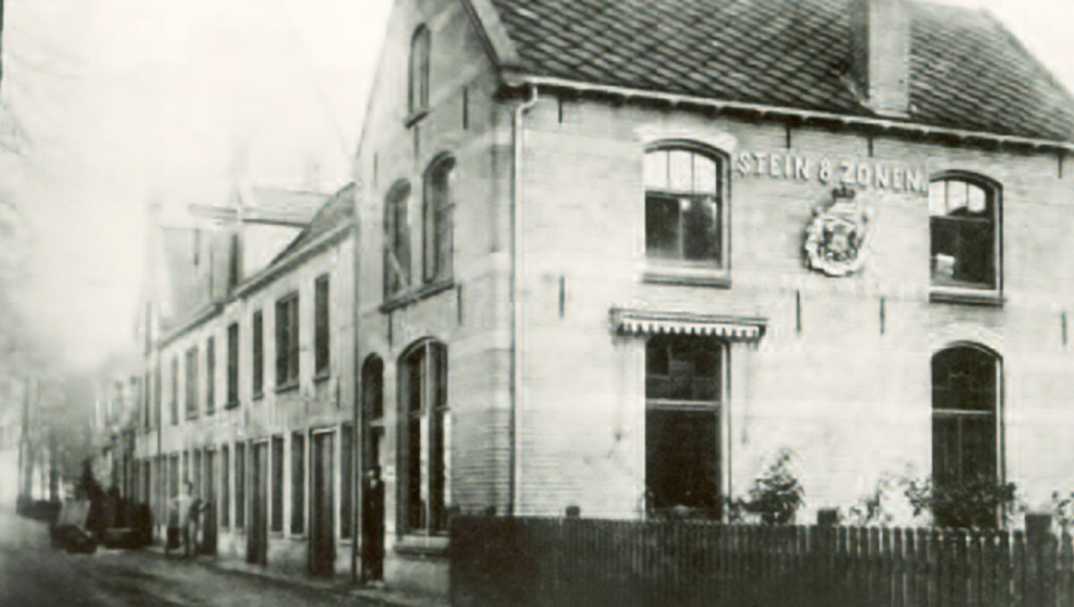 Historic photo of the distillery building of Willem Jacobus Stein
