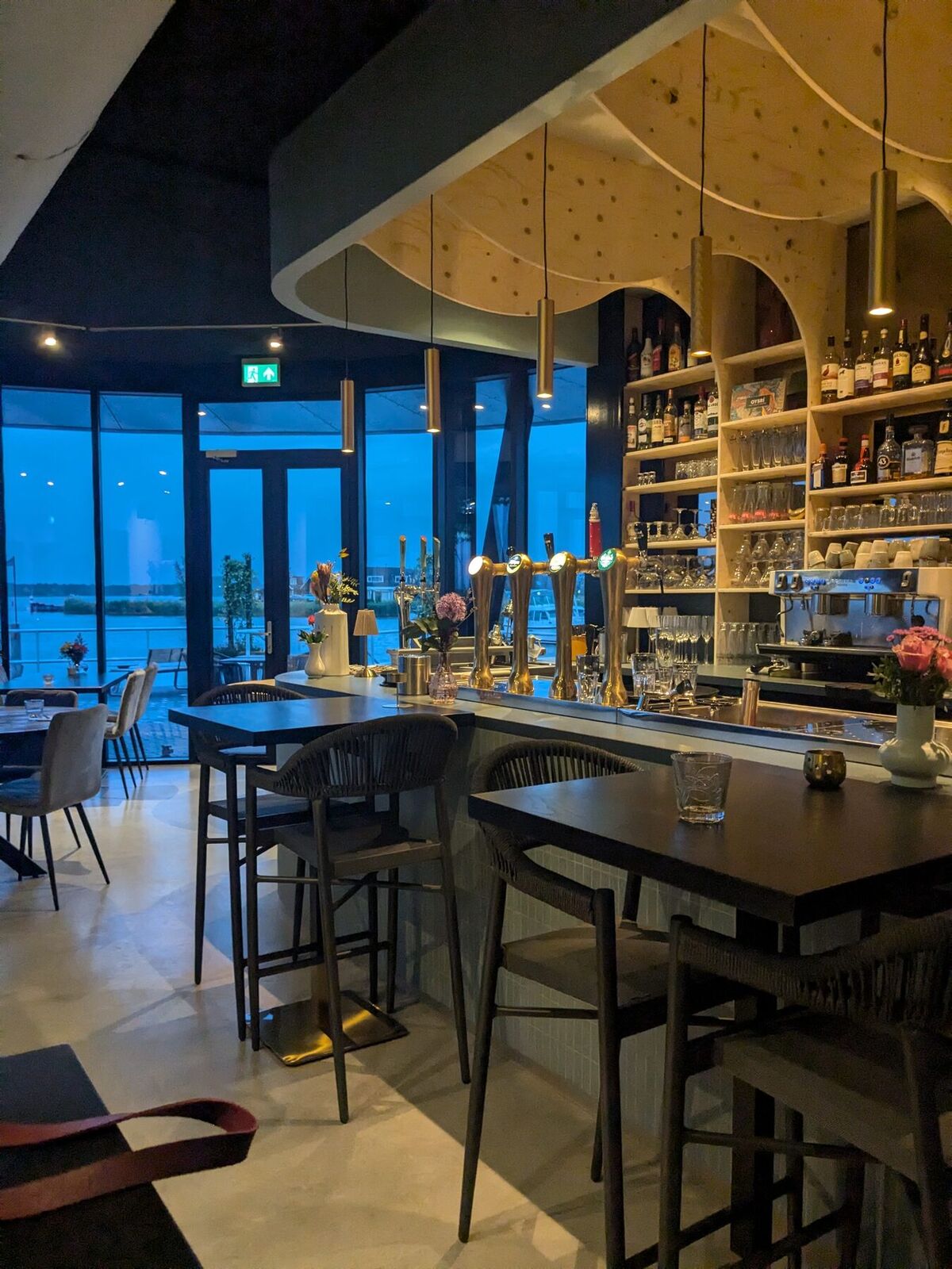 Restaurant Summum in Zeewolde with its bar and harbour view