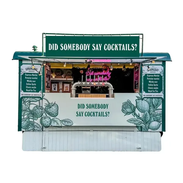 Springbay Cocktail-Pipowagen: grüner Wagen mit offener Klappe, Menütafeln und Zapfhähnen